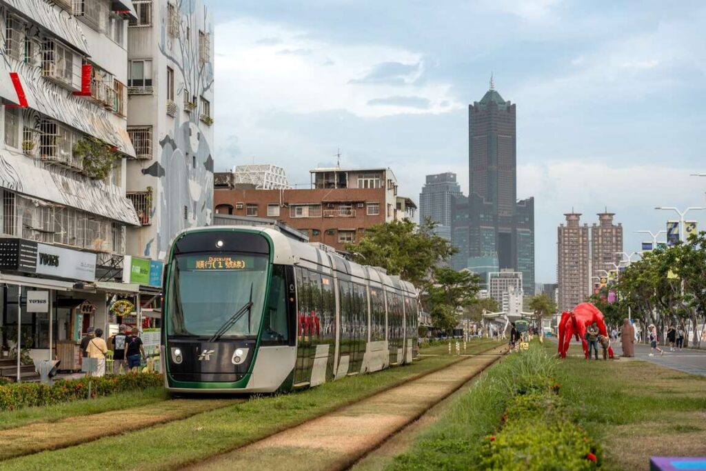 駁二藝術特區、鹽埕:港邊倉庫+老街散步圈