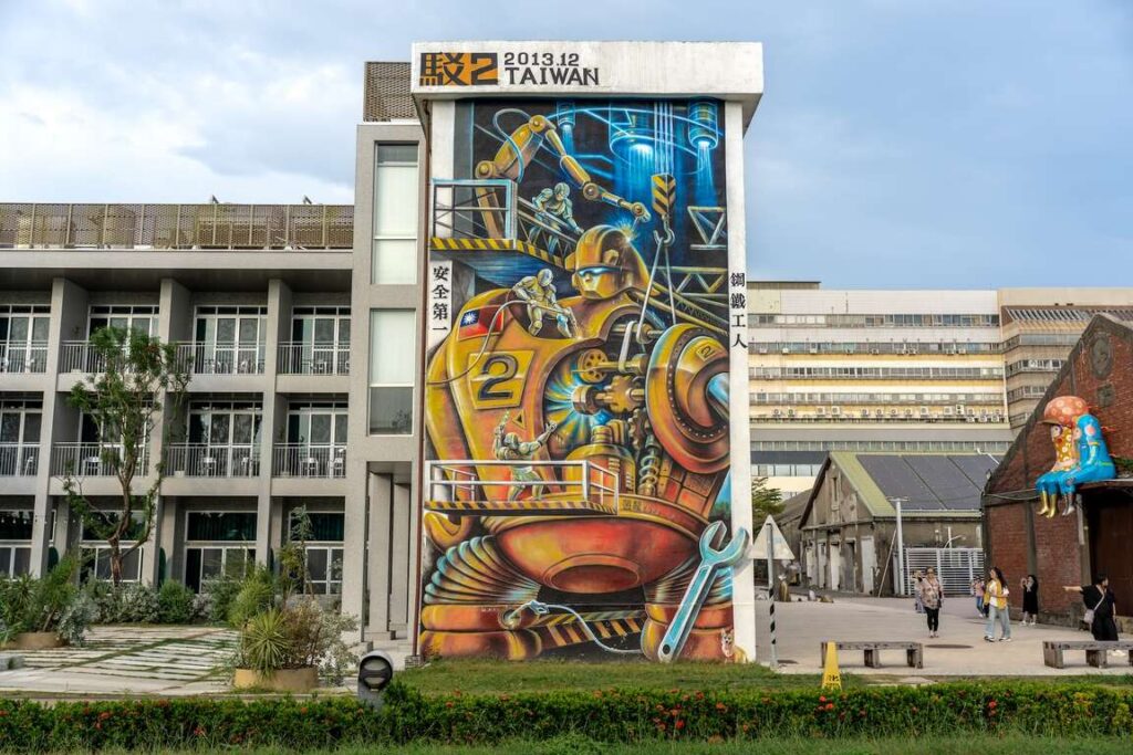 駁二藝術特區、鹽埕:港邊倉庫+老街散步圈